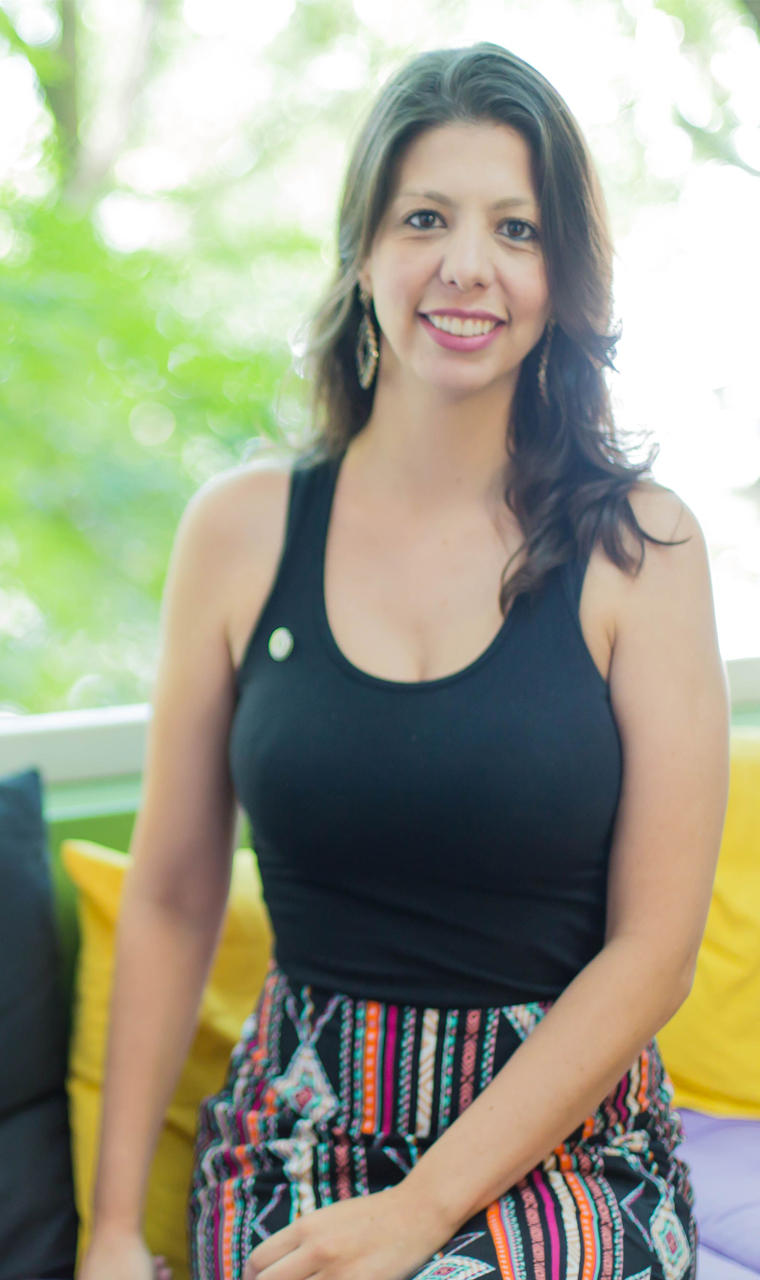 Maísa Nunes Nacli, hipnoterapeuta especializada, com brasão oficial da OMNI ao fundo.