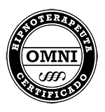 Hipnoterapeuta especializada, com brasão oficial da OMNI ao lado.